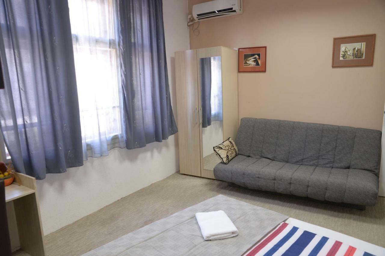 Guest House Golden Coin Nis Ngoại thất bức ảnh