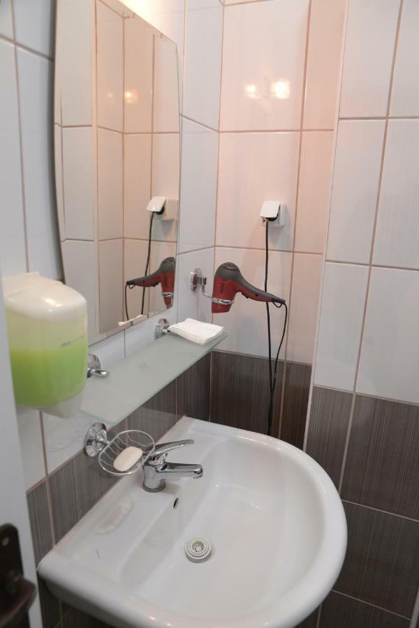 Guest House Golden Coin Nis Ngoại thất bức ảnh