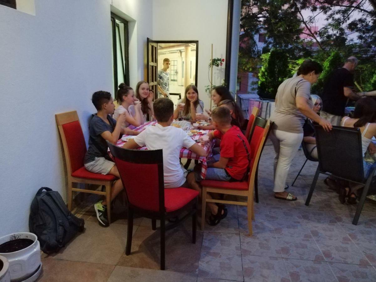 Guest House Golden Coin Nis Ngoại thất bức ảnh
